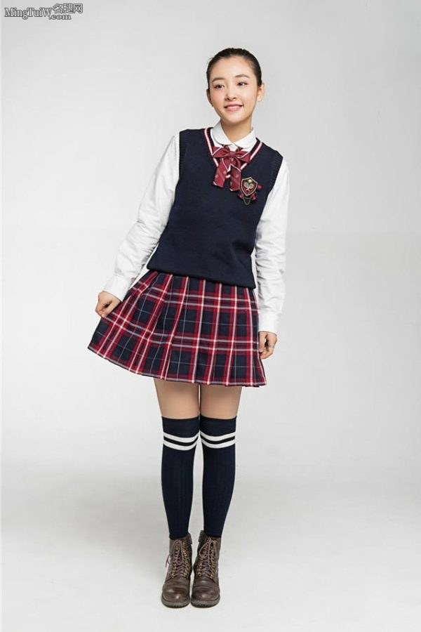 清纯女神吴倩穿学生制服代言网游(1/2)