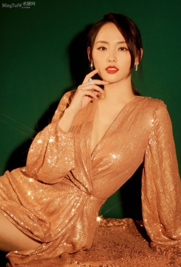 张嘉倪金光闪闪礼服里迷人的身体(2/5)