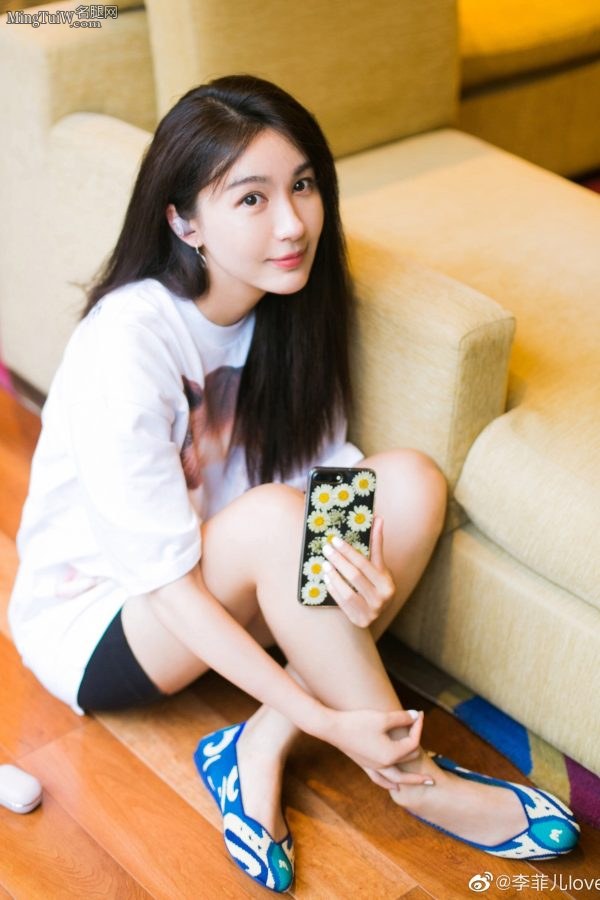 青春美女李菲儿地板上的大白腿(1/2)