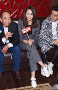 高姝瑶和张佳宁出席宣传活动 不知名字的主持人穿了肉丝