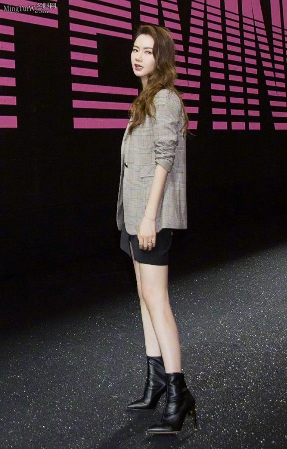 女明星戚薇细跟短靴美腿细又长(2/6)