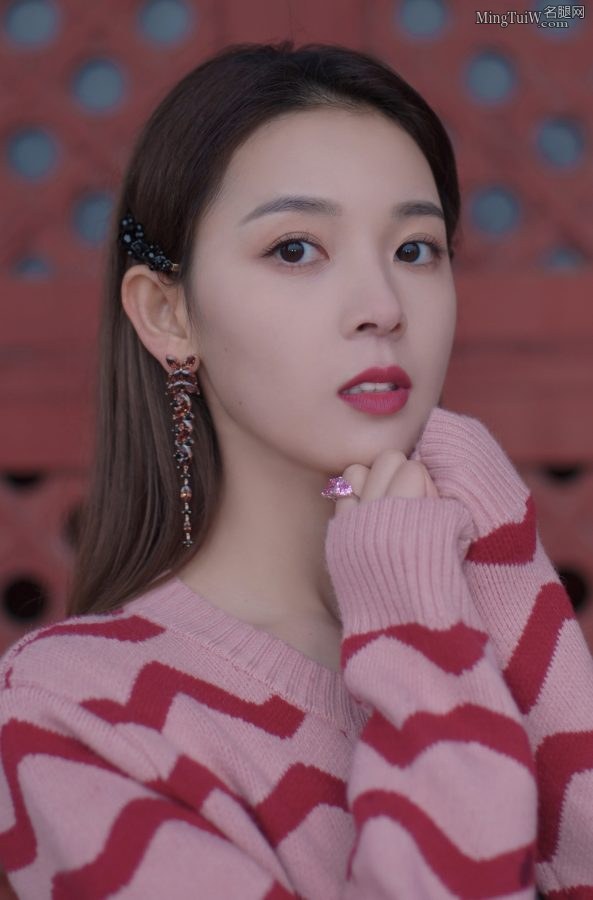 甜美的樱桃少女陈瑶的玉颈美手(7/9)