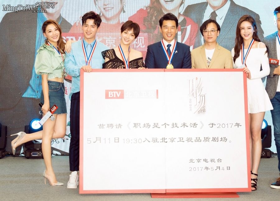 应采儿牛仔短裙细高跟大长腿超赞(5/5)