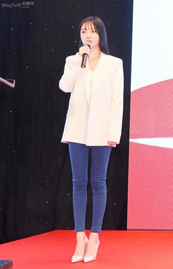李小璐穿紧身牛仔裤踩尖头高跟鞋装纯(2/7)