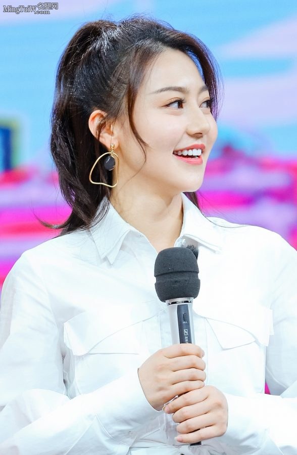 黄梦莹纤纤玉手拿话筒雪白美腿踩高跟(4/4)