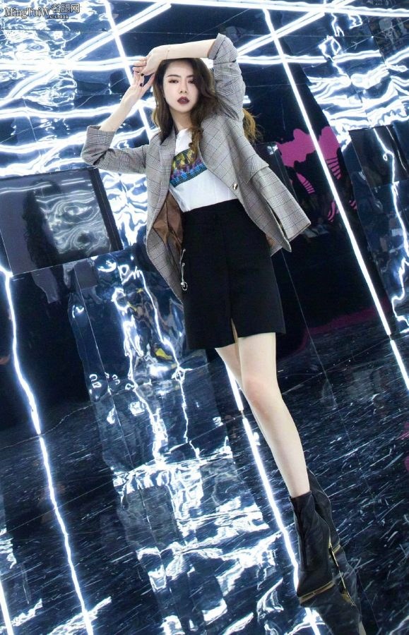女明星戚薇细跟短靴美腿细又长(4/6)
