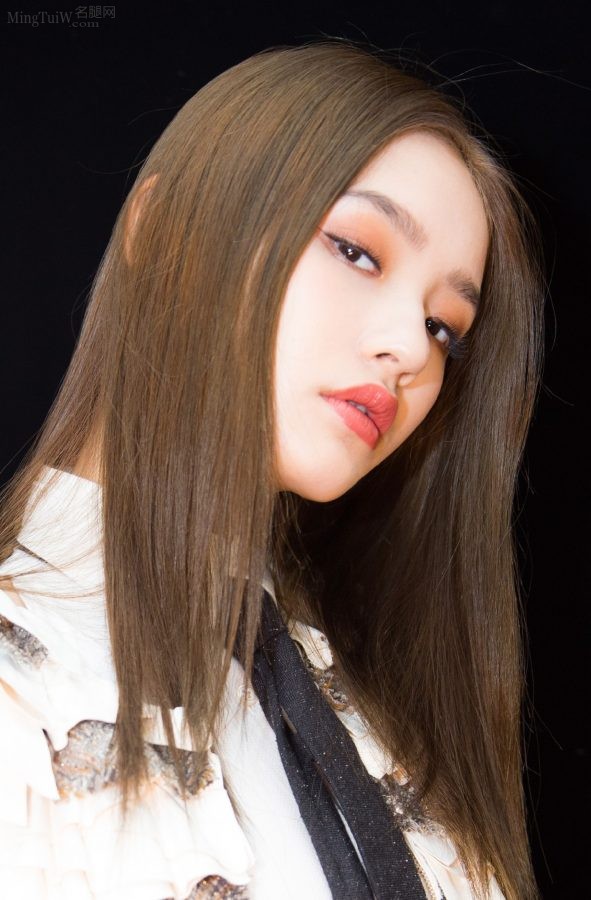 清纯气质美少女林允坐在高处展示自己的长腿(9/12)