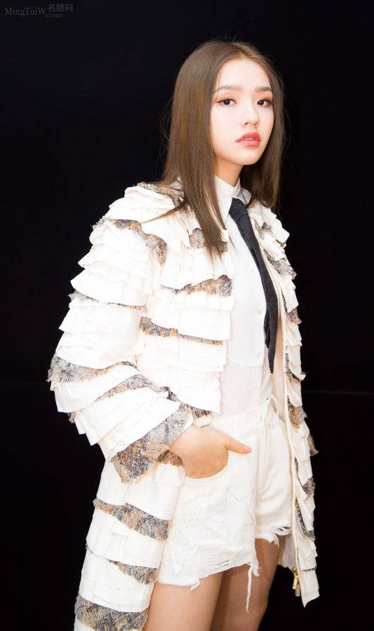 清纯气质美少女林允坐在高处展示自己的长腿(10/12)