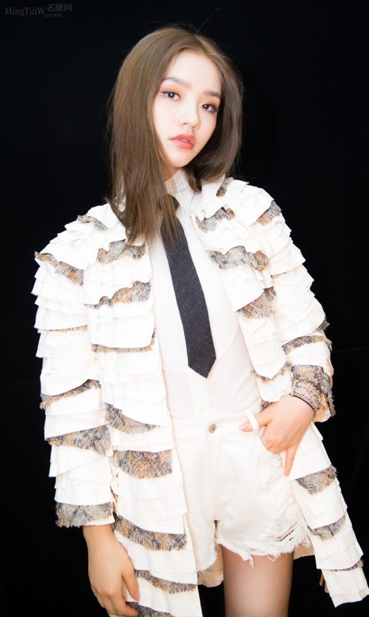 清纯气质美少女林允坐在高处展示自己的长腿(11/12)