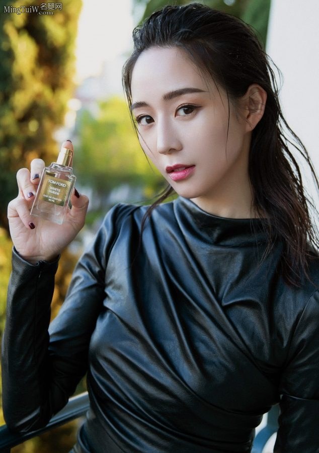 身材高挑的气质女明星张钧甯修身皮裙脚穿超尖的性感高跟(6/8)