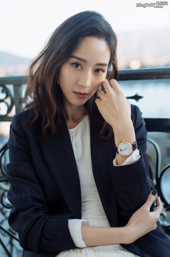 好看的长腿女生张钧甯脚踩白色尖头高跟(4/8)