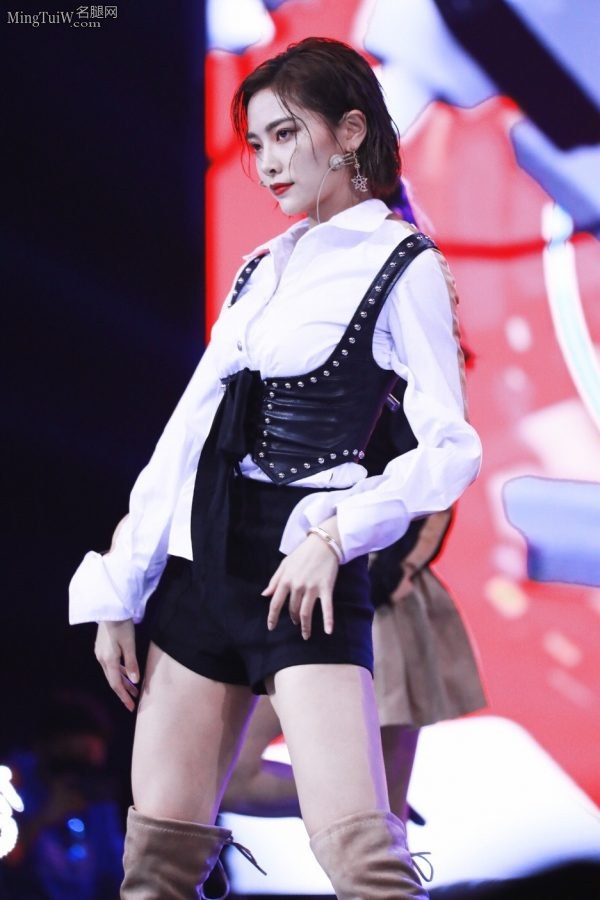 SNH48许佳琪表演时狂秀大腿(6/6)