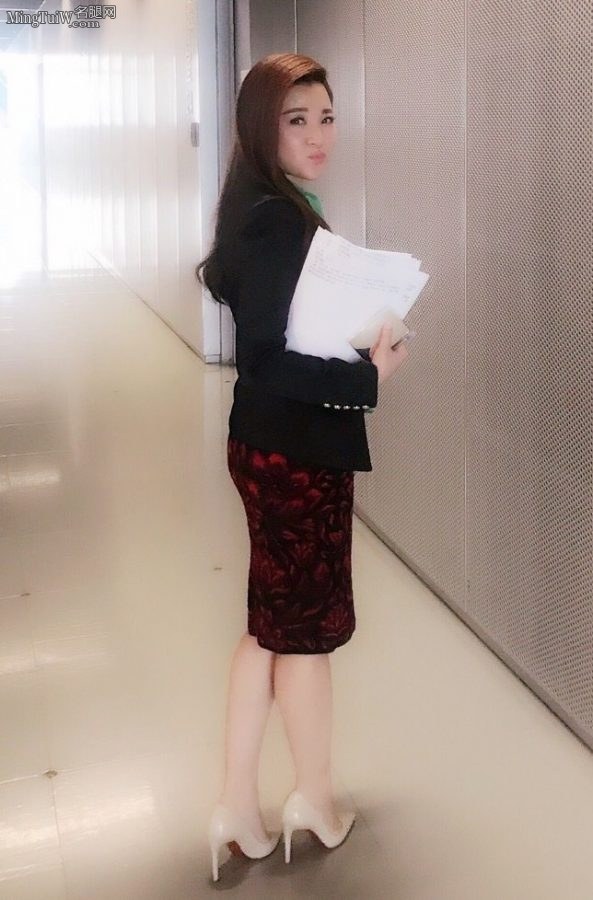 美女主播章艳穿包臀短裙性感细高跟准备开工了(1/2)