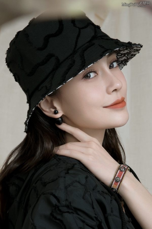 Angelababy身穿名牌时装展露女神气质(8/8)