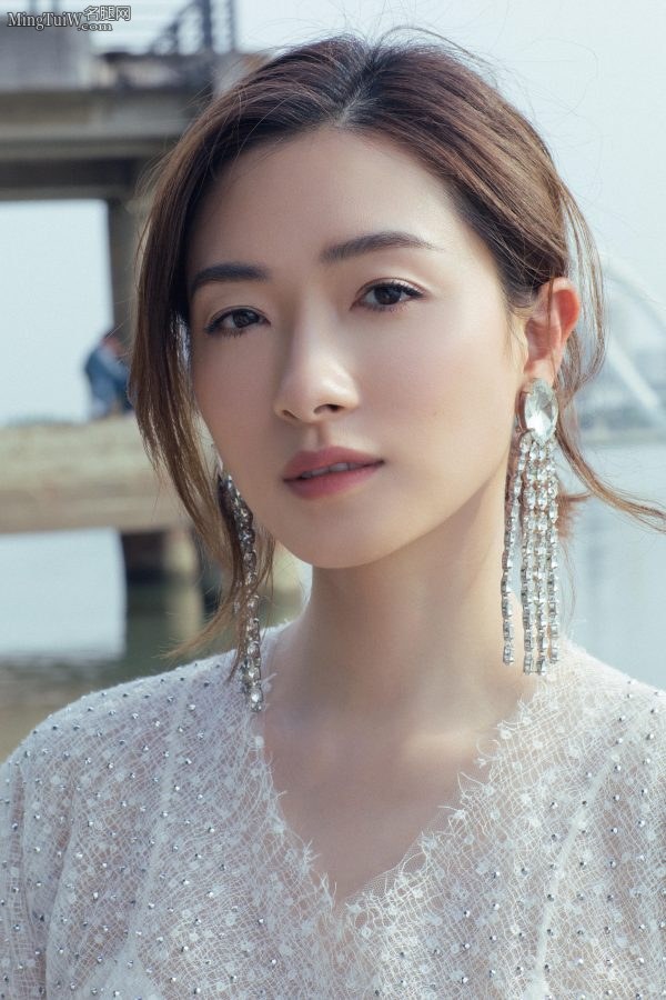 美女明星万茜光脚丫踩在石头上(2/6)