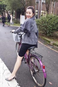 美女主持人章艳穿高跟鞋短裙蹬自行车上班