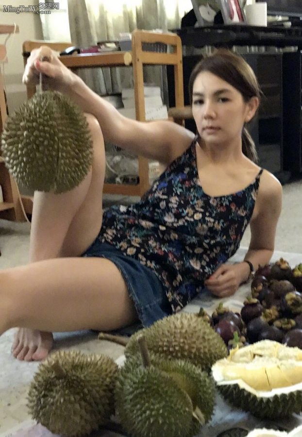 陈嘉桦看似是在吃榴莲 实际是在秀大腿(2/3)