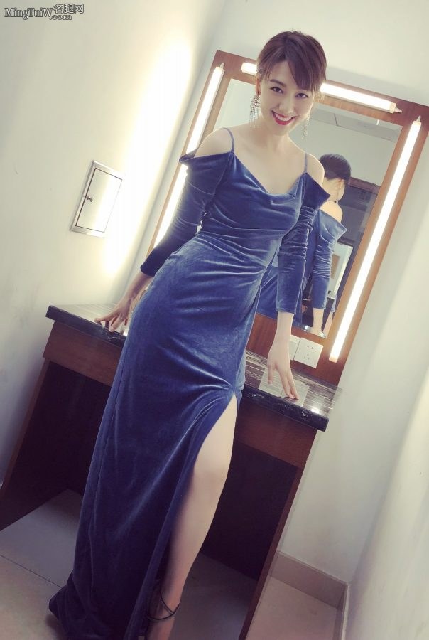 美女主播王冠身着一袭蓝色吊带高开叉礼服露美腿(4/4)