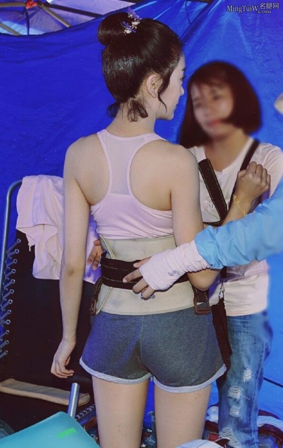 Photography of Danni Chong's tight and petite butt from behind(1/5)