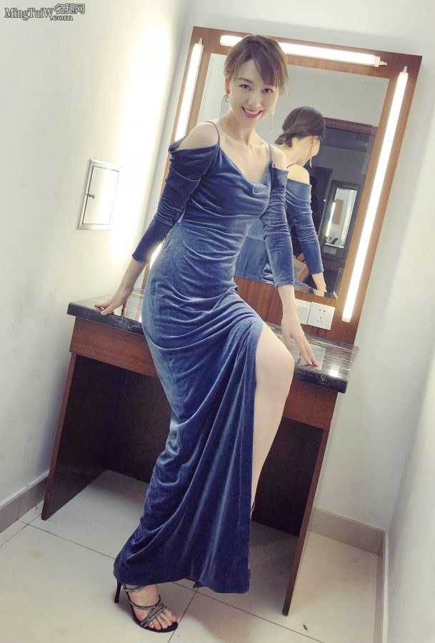 美女主播王冠身着一袭蓝色吊带高开叉礼服露美腿(1/4)