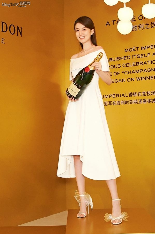 乔欣美足穿高级高跟鞋白裙礼服纯美优雅(4/6)