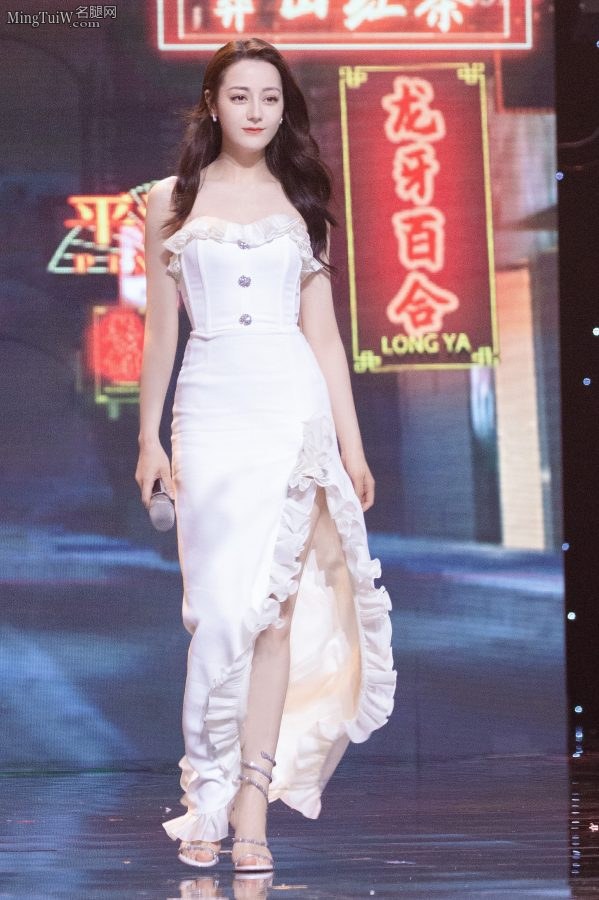 迪丽热巴身穿高开衩荷叶边长裙秀美腿气场全开(7/10)