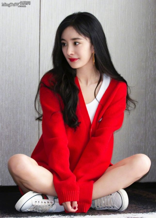 杨幂穿小白鞋盘腿坐姿 30多岁了依旧少女感十足(2/4)