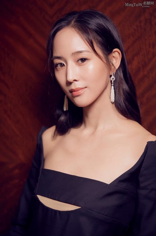 很有高级感的美女明星张钧甯美腿玉足布条护胸(3/5)