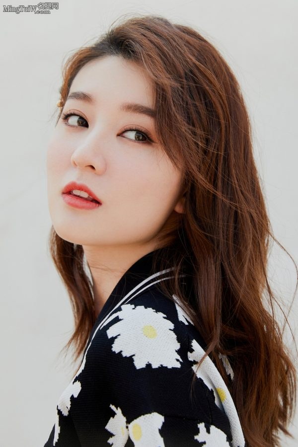 又美又甜的完美女孩乔欣又来让你欣赏她的白腿(8/9)