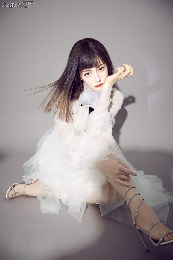 迪丽热巴凉鞋美高跟时尚写真(2/5)