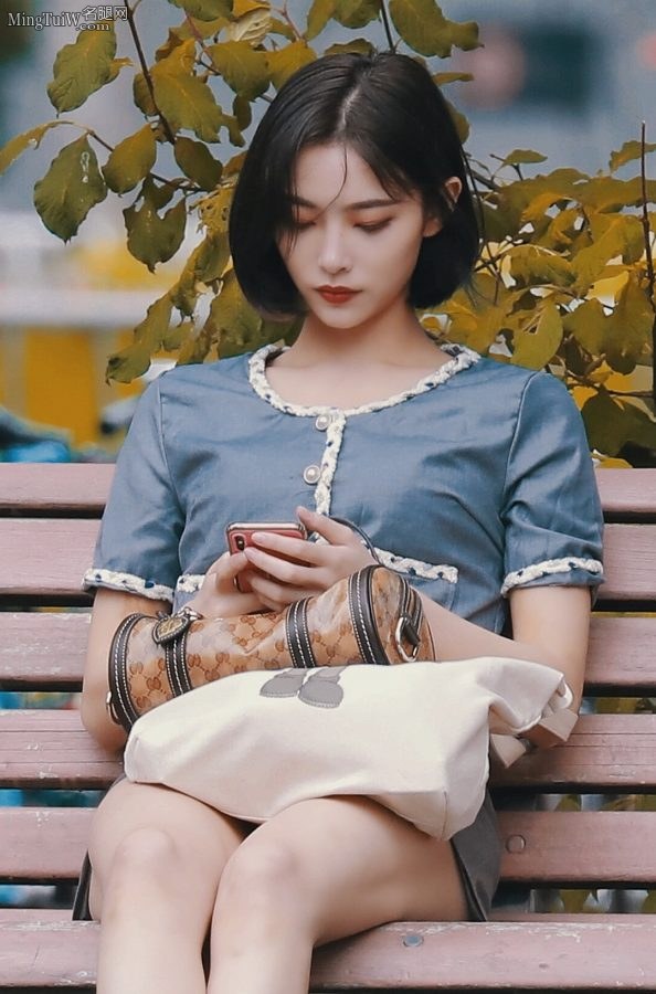 街拍许佳琪淑女坐姿 两条华美的长腿吸睛(5/7)