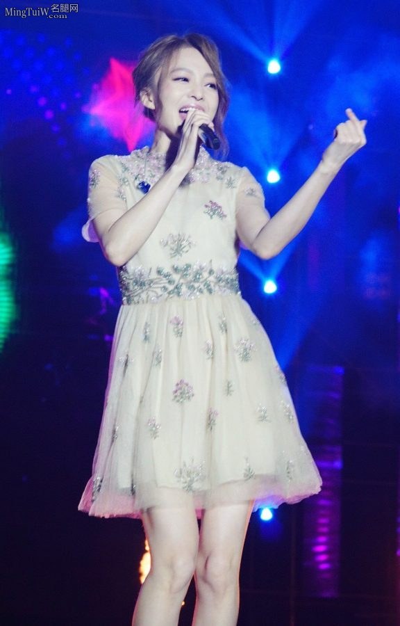 The actress Angela Chang with a pair of beautiful legs is performing on stage(6/6)