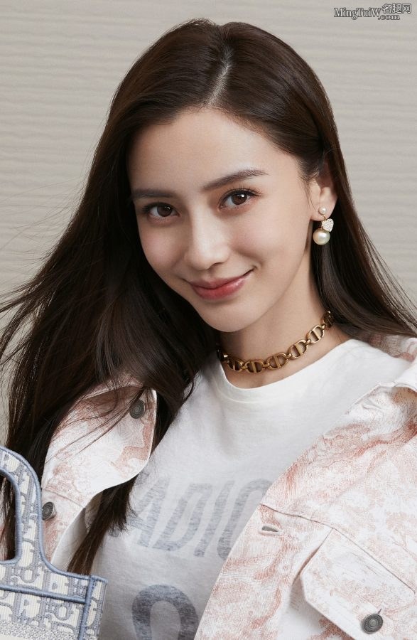 Angelababy杨颖脚穿白色尖头高跟露鞋底(2/2)