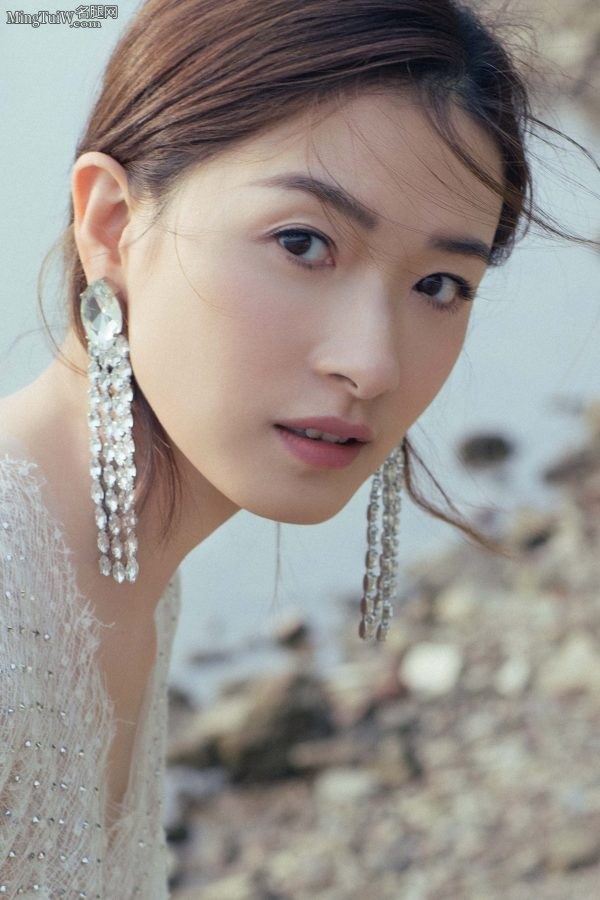 美女明星万茜光脚丫踩在石头上(4/6)