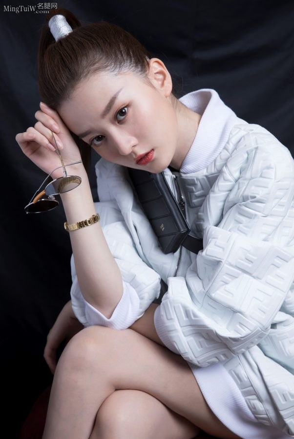 乔欣无裤装秀美腿又是这双高跟鞋(4/8)