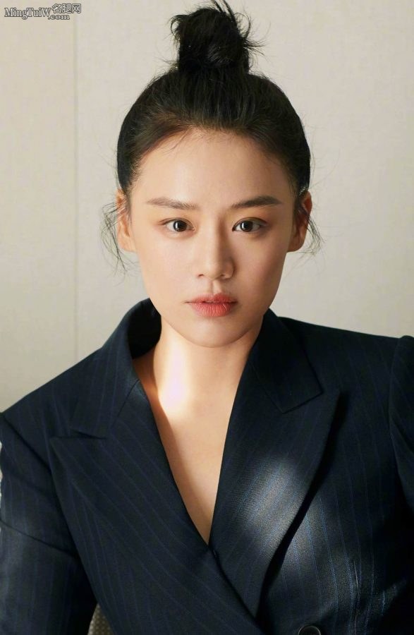 马思纯代言百丽牌女鞋 脚上也穿了同牌短靴(2/5)