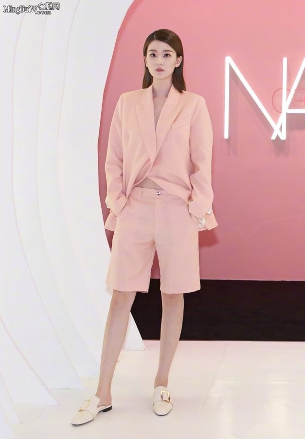 时尚美女乔欣脚穿拖鞋 光露小腿也性感(5/8)