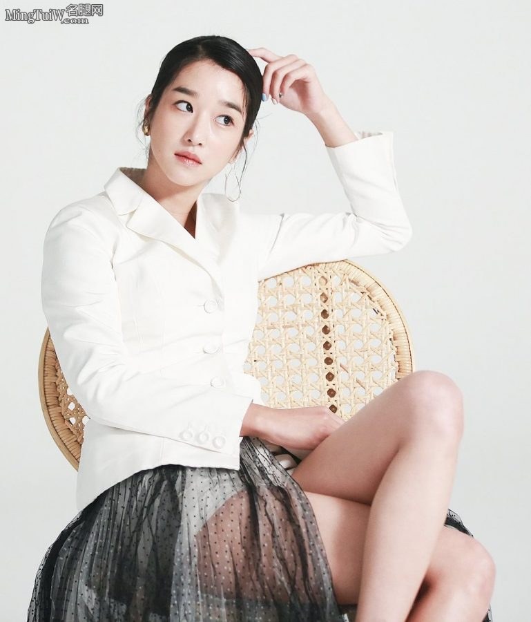 韩国女演员徐睿知翘二郎腿坐姿性感（第2张/共7张）
