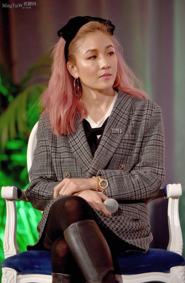 Constance Wu吴恬敏黑丝长靴跷二郎腿(3/8)