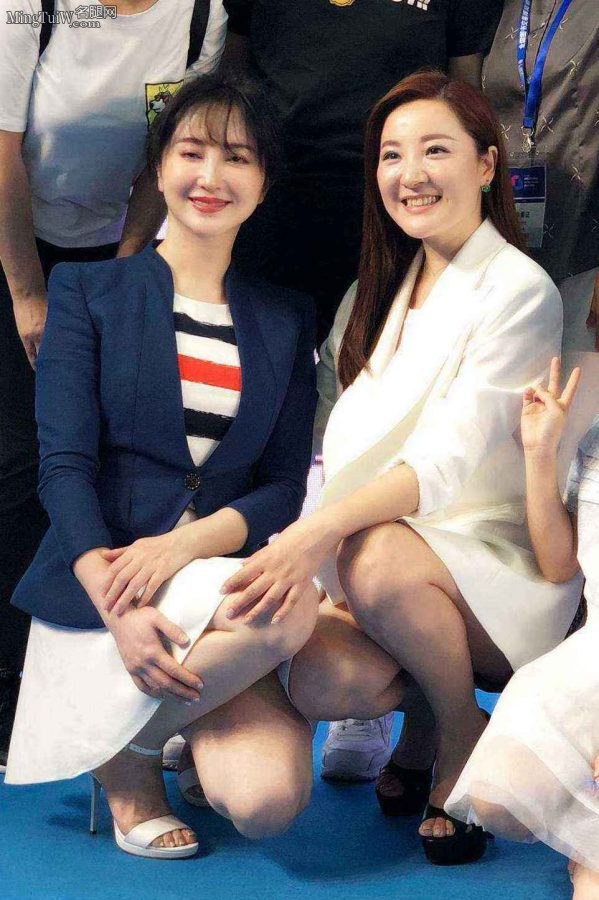 章艳脚穿鱼嘴恨天高秀腿 旁边的小姐姐也不错不知叫什么(2/2)