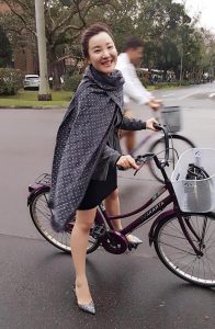 美女主持人章艳穿高跟鞋短裙蹬自行车上班