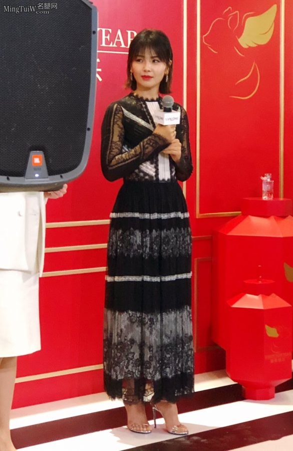 Liu Tao wears a long skirt and silver stiletto heels to endorse cosmetics(6/6)