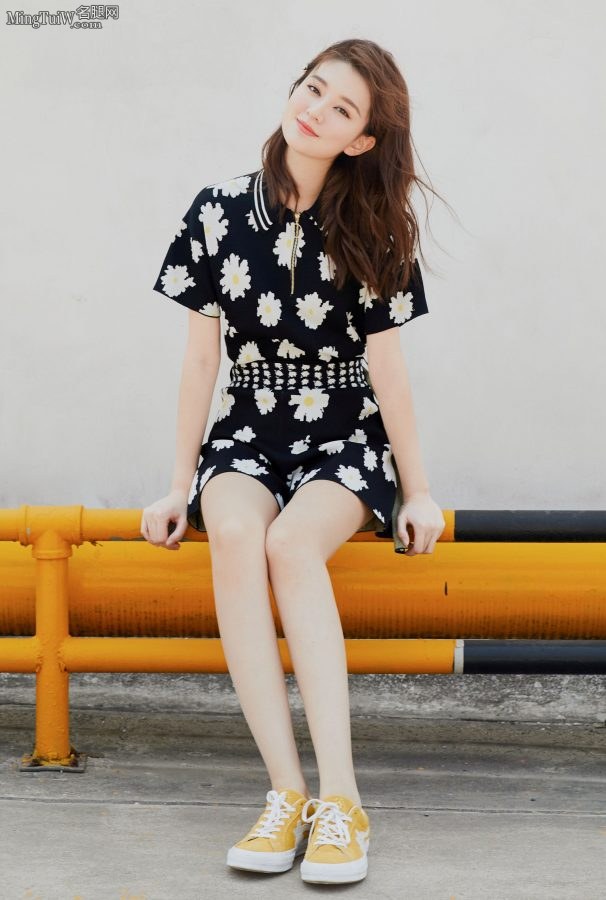 又美又甜的完美女孩乔欣又来让你欣赏她的白腿(4/9)