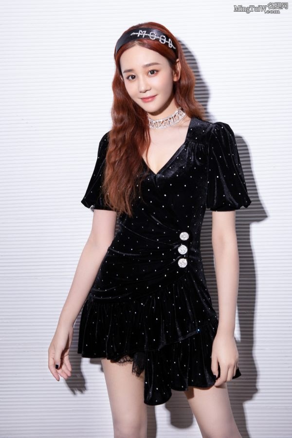甜美清爽的美女海陆身穿黑色超短连衣裙秀美腿(3/4)