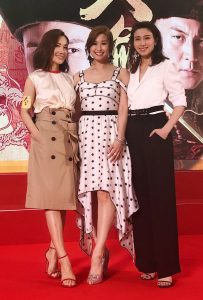 TVB女演员李施嬅红色高跟凉鞋 中间的是赵希洛 右边的是姚子羚