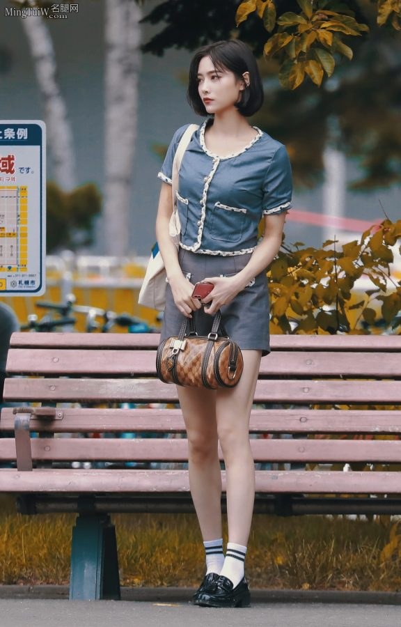 街拍许佳琪淑女坐姿 两条华美的长腿吸睛(6/7)