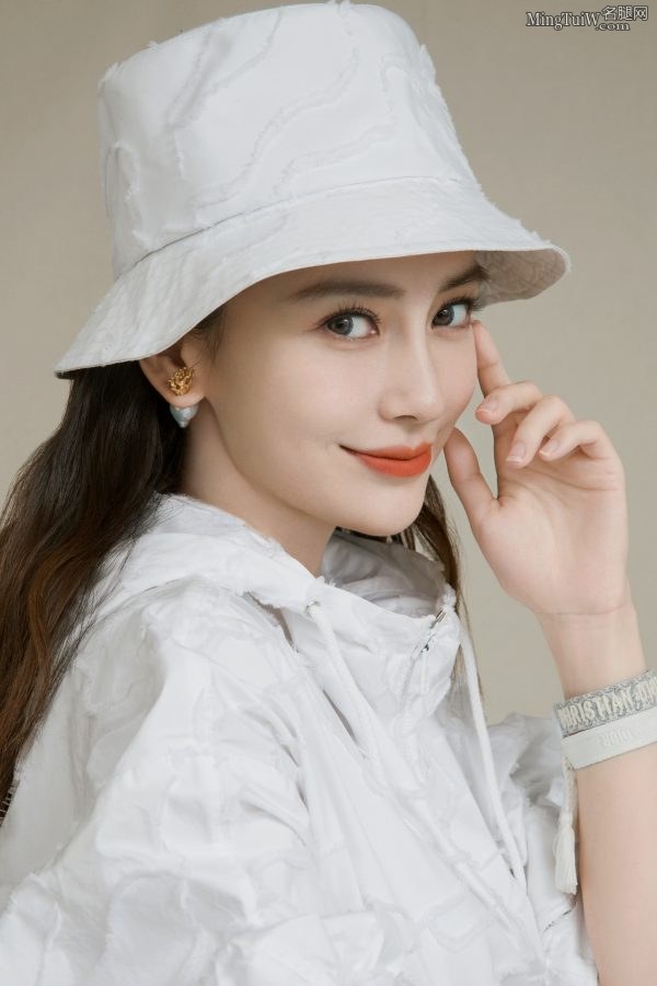 Angelababy身穿名牌时装展露女神气质(3/8)