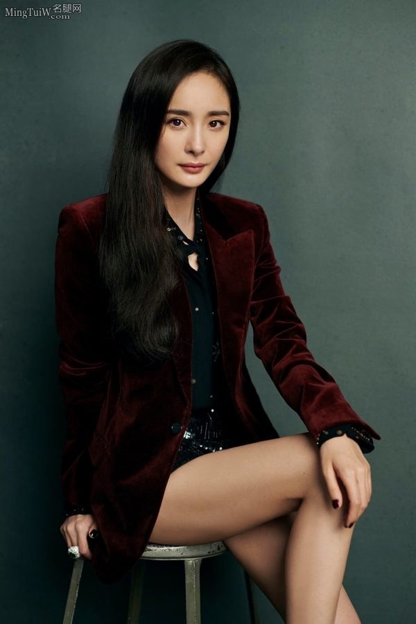 杨幂穿红西装短裙露大腿拍写真气质一级棒(1/2)