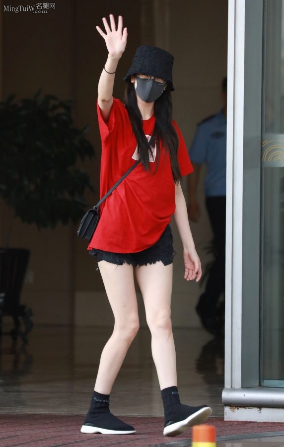 迪丽热巴当街秀又白又滑的美腿(7/17)