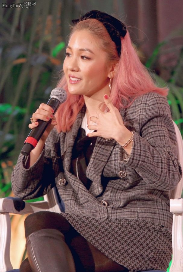 Constance Wu吴恬敏黑丝长靴跷二郎腿(6/8)